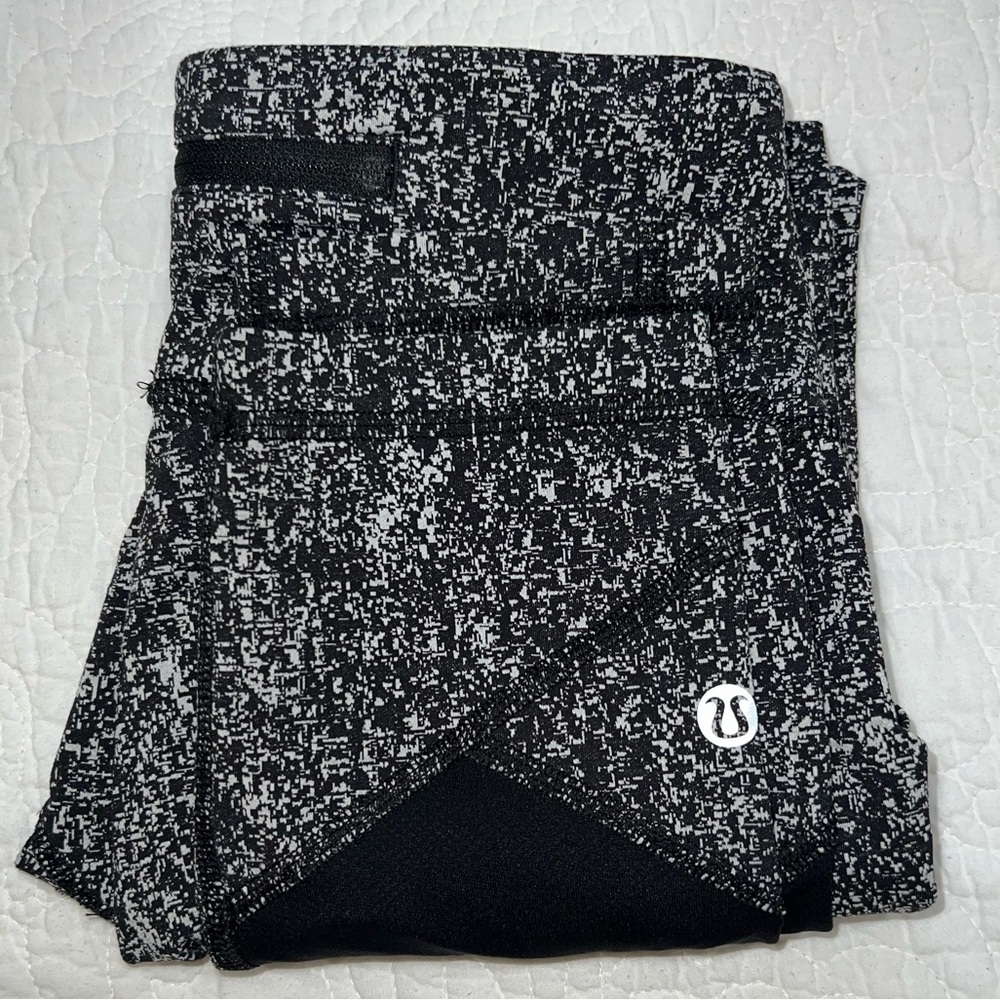 LULULEMON PACE RIVAL MESH CROP 22”LEGGINGS SIZE 2 WHITE AND  BLACK COLOR EUC - Picture 8 of 9
